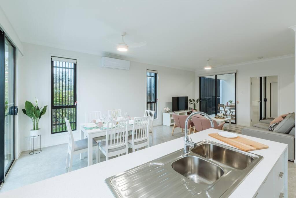 Spacious Modern and Cozy 3BD Townhouse at Great Location