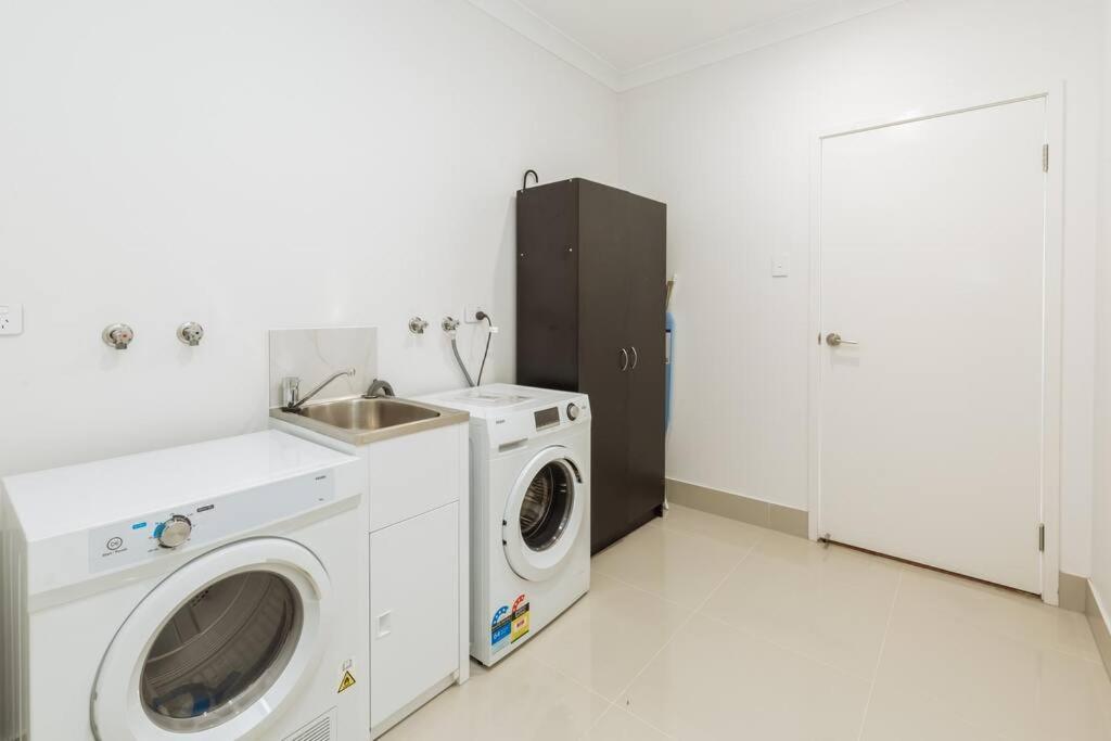 Spacious Modern and Cozy 3BD Townhouse at Great Location