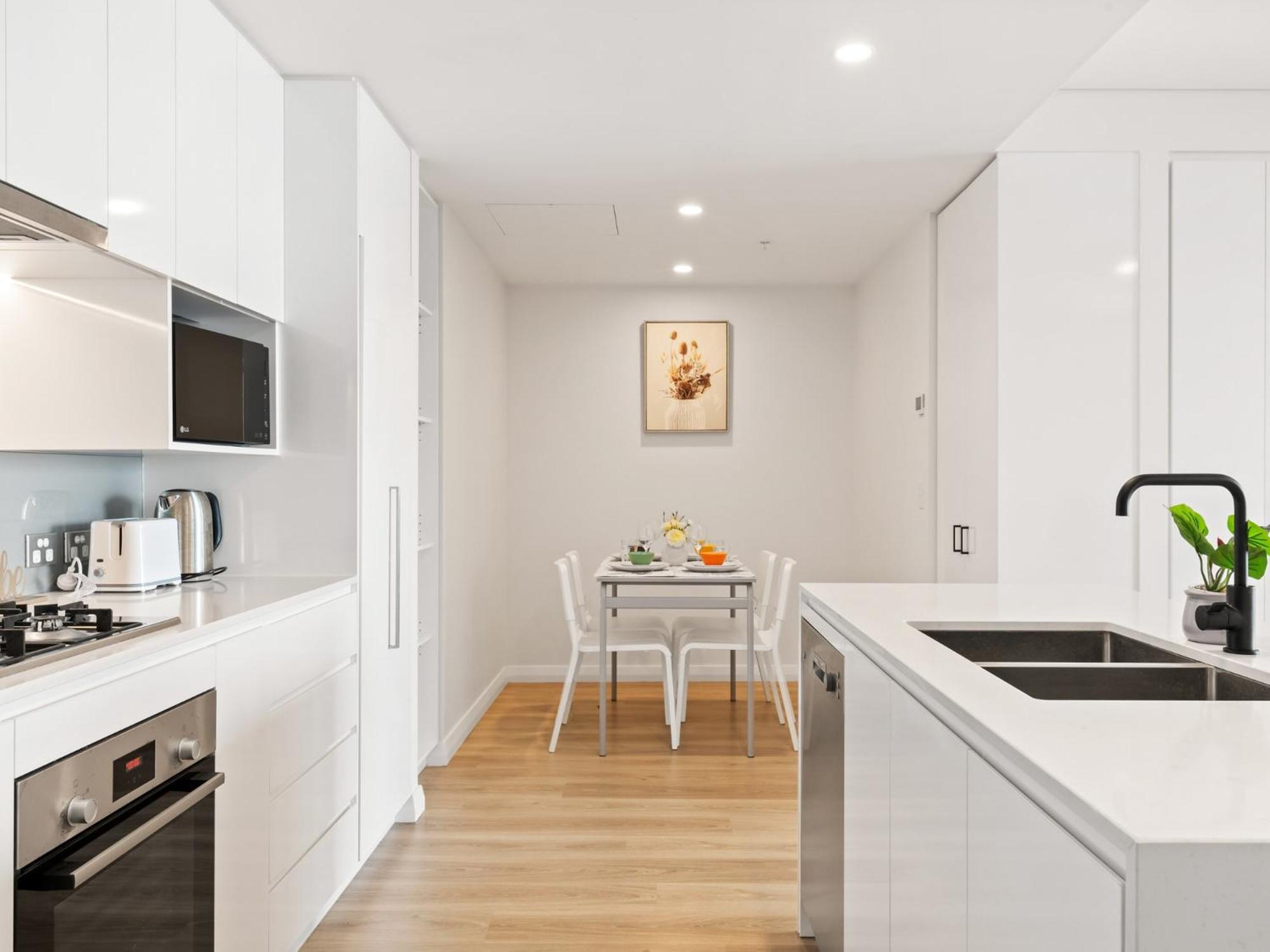 Brisbane Vacations - Heart of the Valley Chic High Level 2BR Apartment - Property Image 22