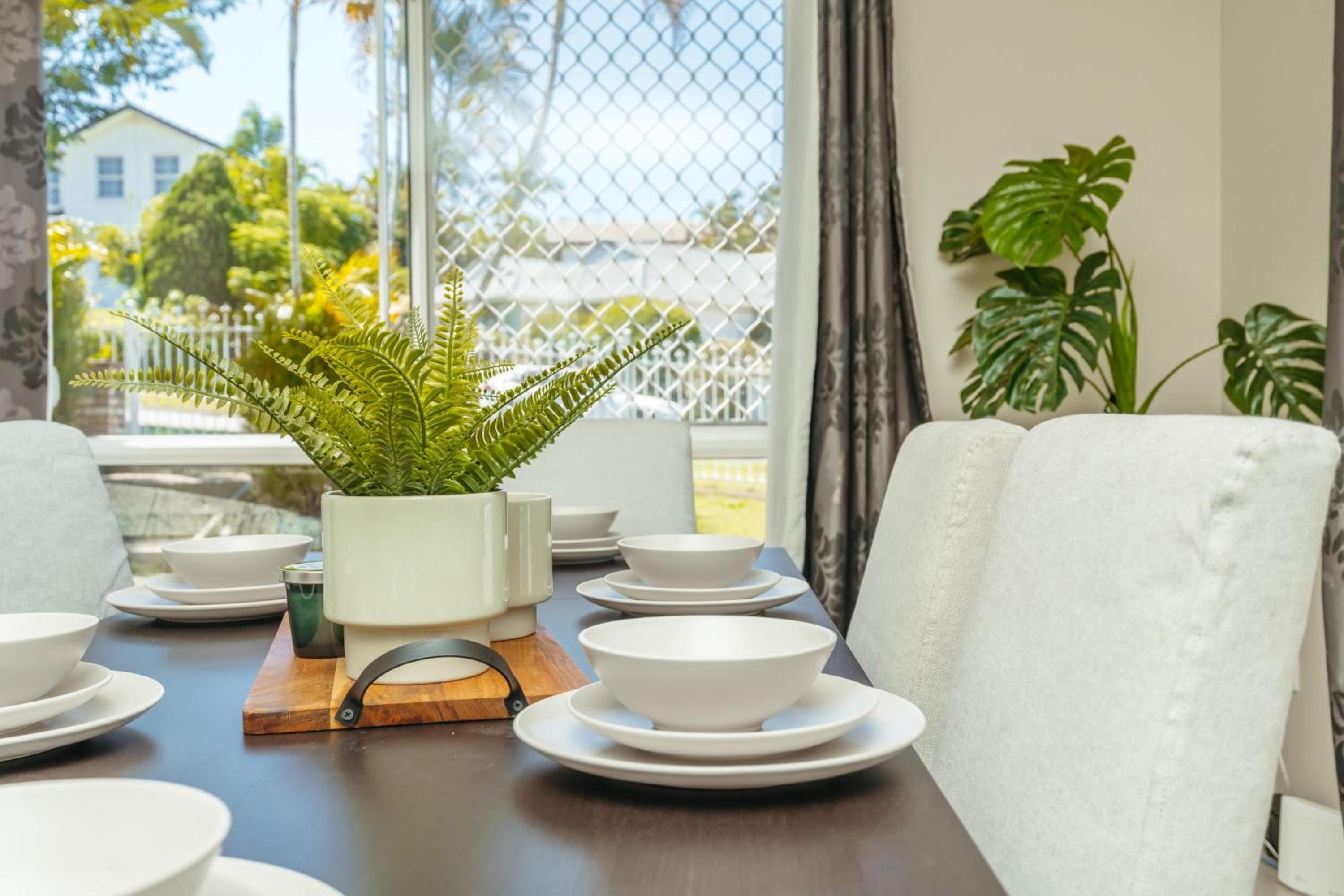 Spacious newly redecorated 5BD Family Home