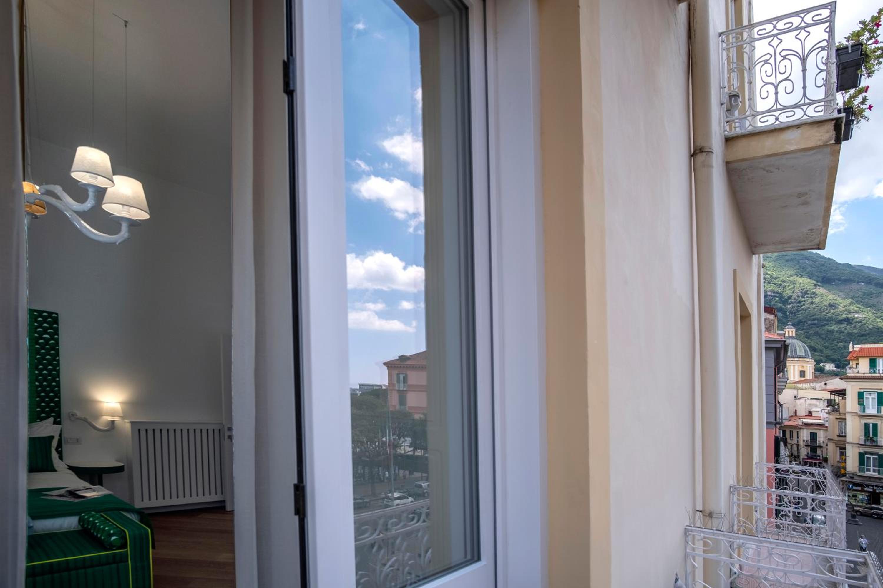 Sea View Luxury Apartment photo 4