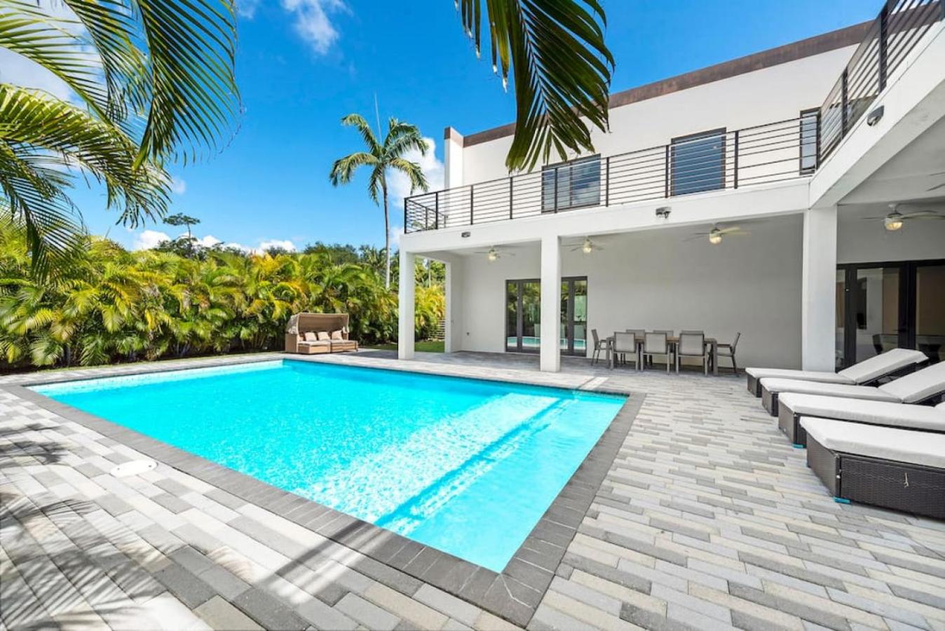 Granada Modern Luxury in Massive Mansion with Heated Pool