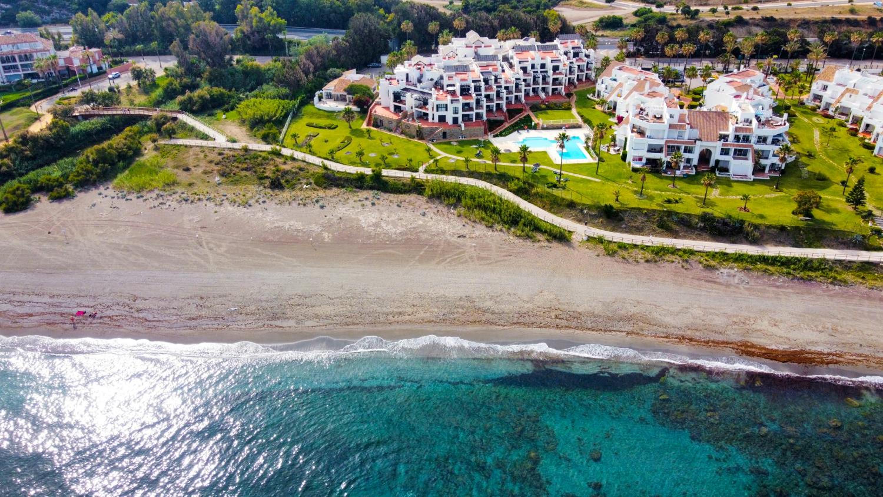 Exclusive luxury frontline beach penthouse Casares del mar - Estepona