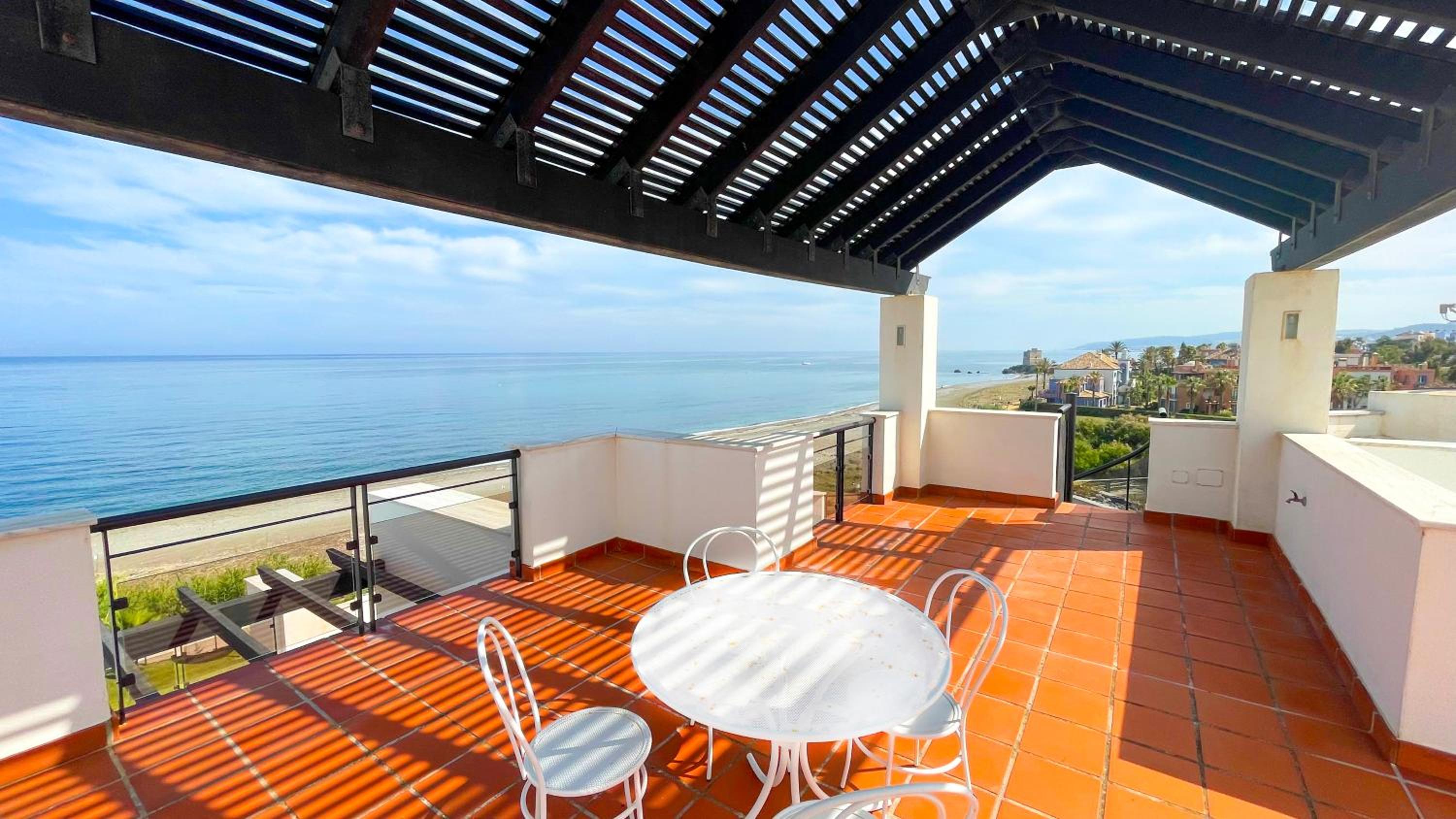 Exclusive luxury frontline beach penthouse Casares del mar - Estepona