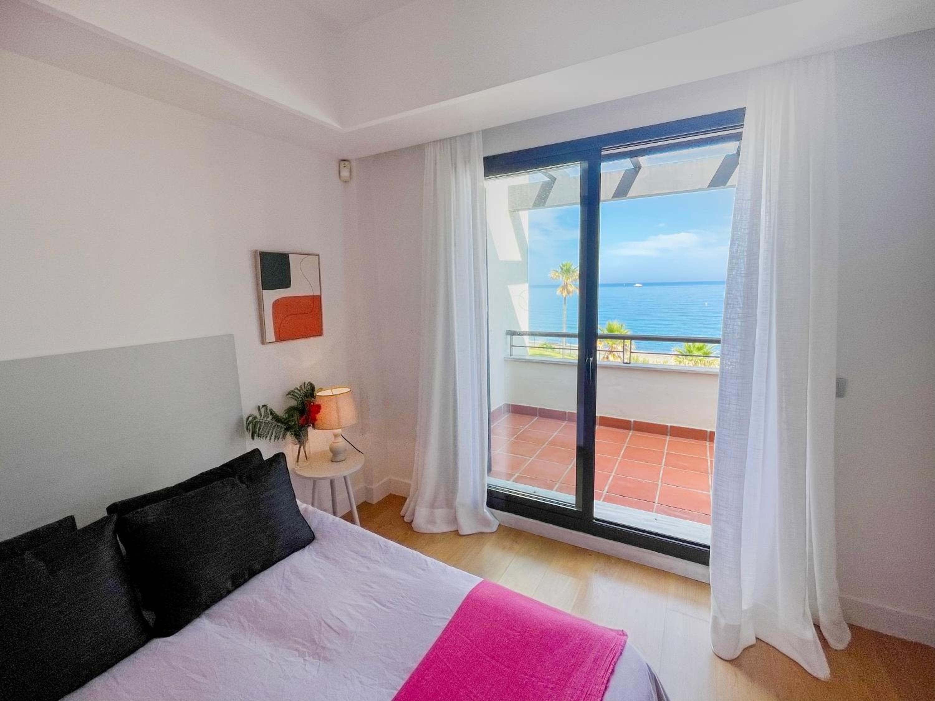 Exclusive luxury frontline beach penthouse Casares del mar - Estepona