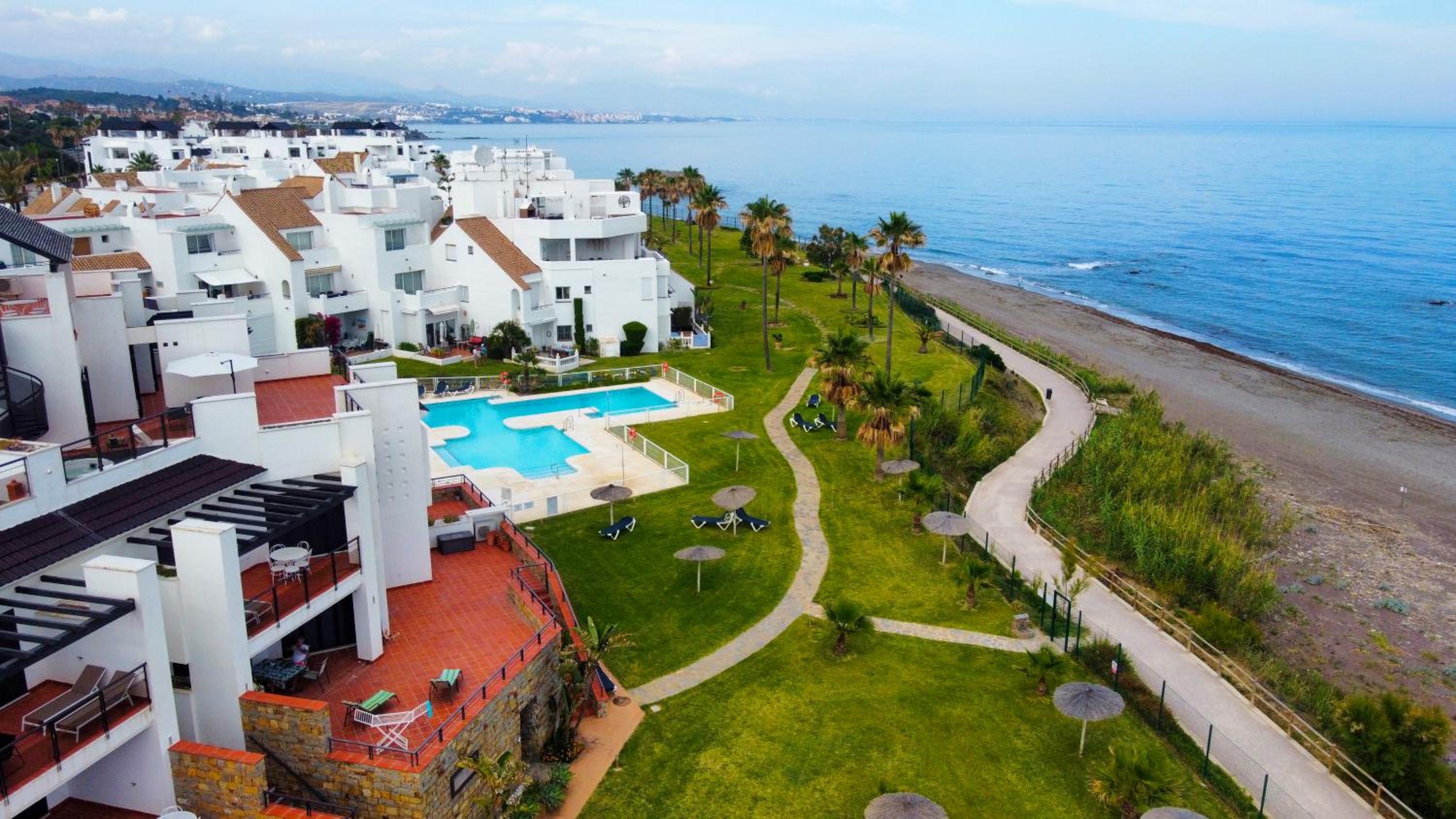 Exclusive luxury frontline beach penthouse Casares del mar - Estepona