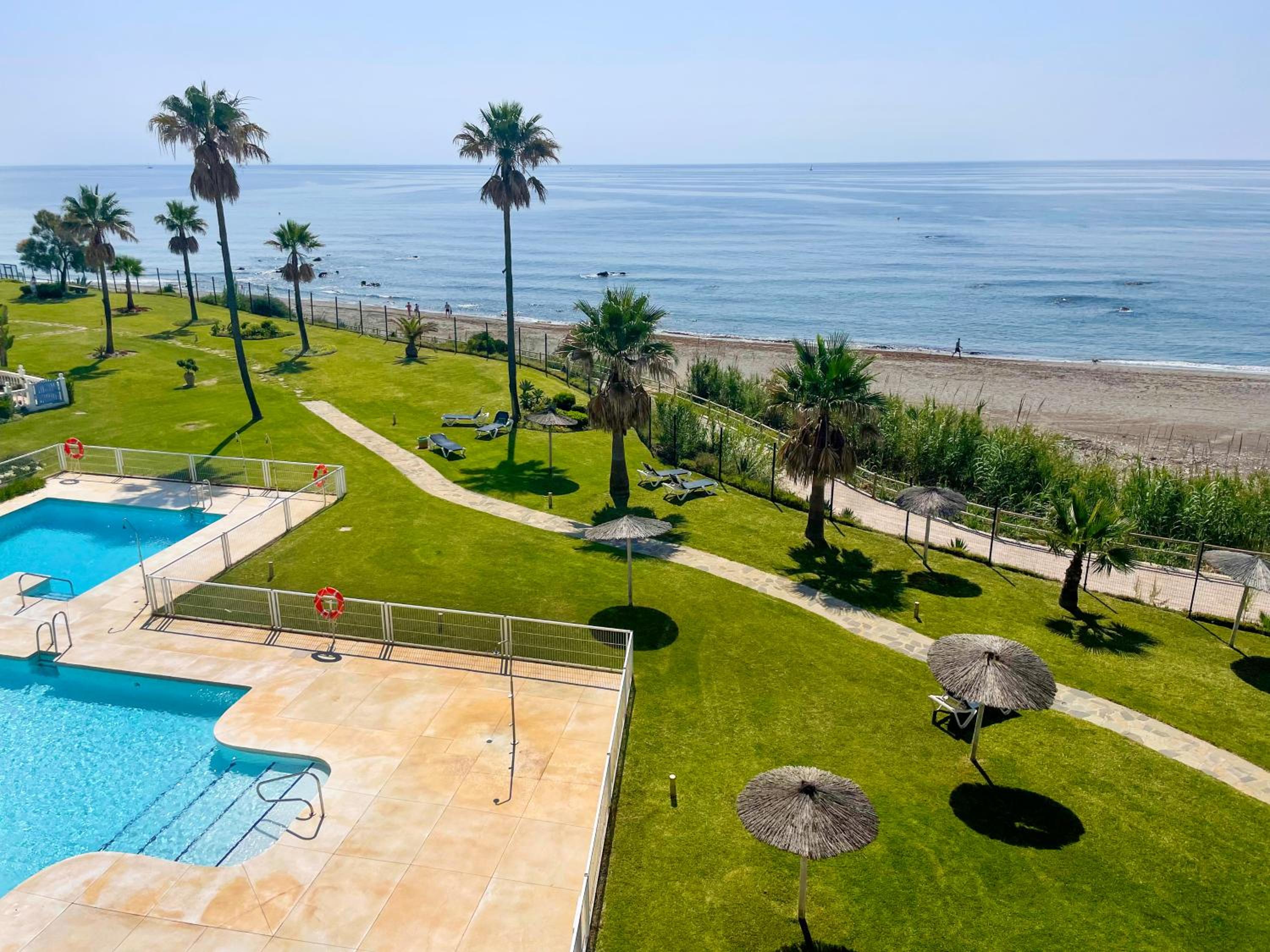 Exclusive luxury frontline beach penthouse Casares del mar - Estepona
