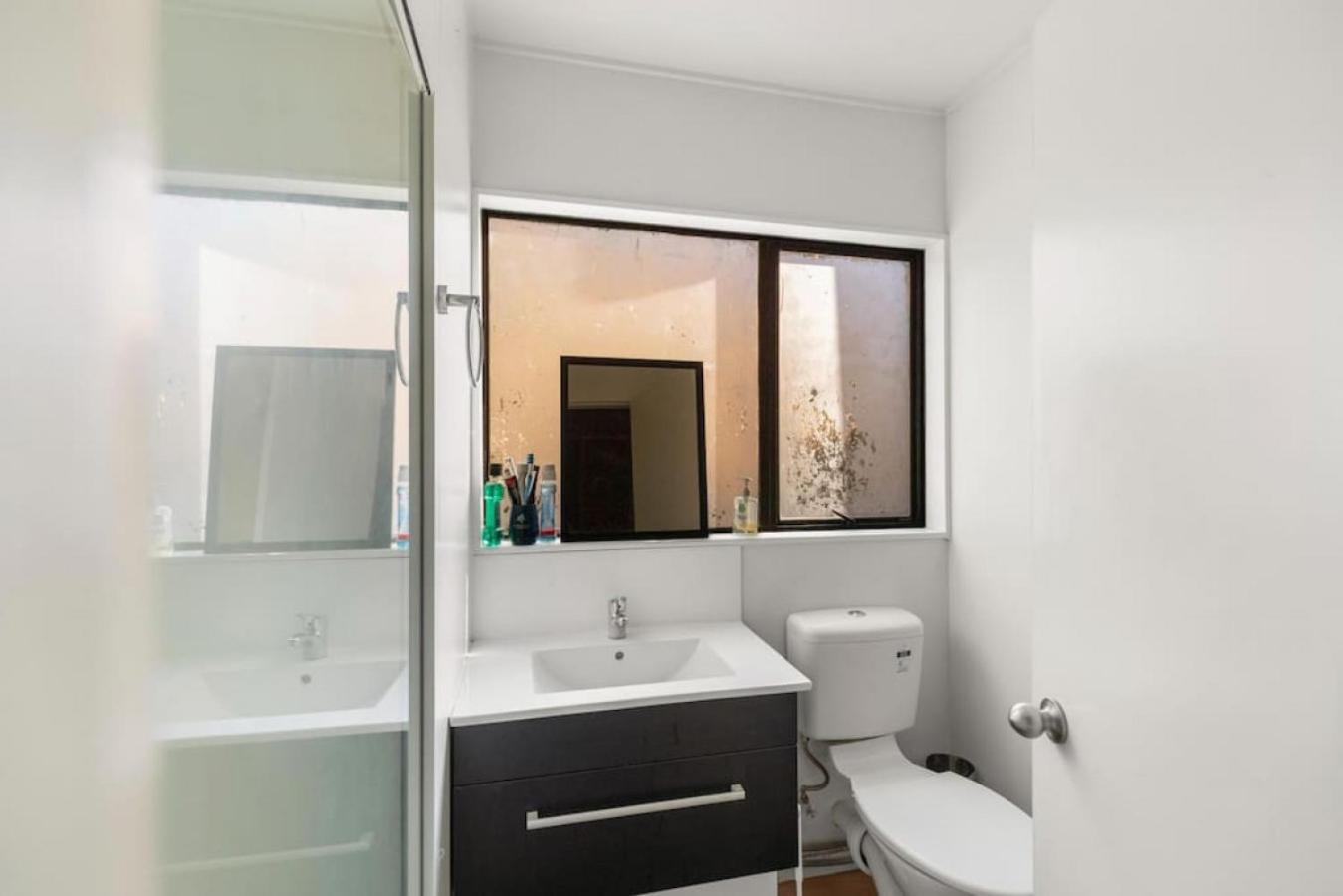 Small Wallet-Friendly Private Room in a 7 BR Shared House - The Ben's Room 6 view 3