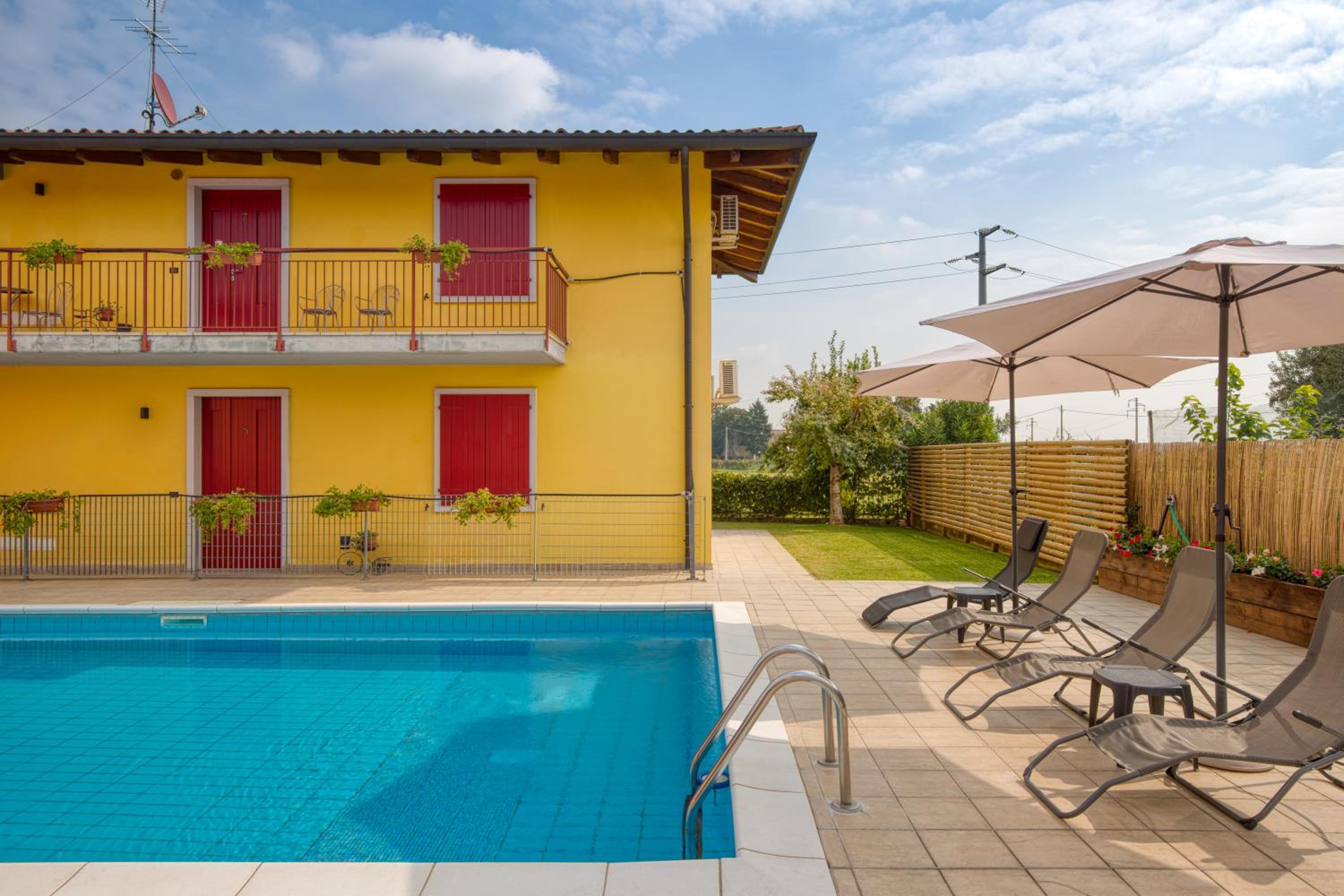 Appartamenti Villa Camporosso- Parchi,Terme di Cola'