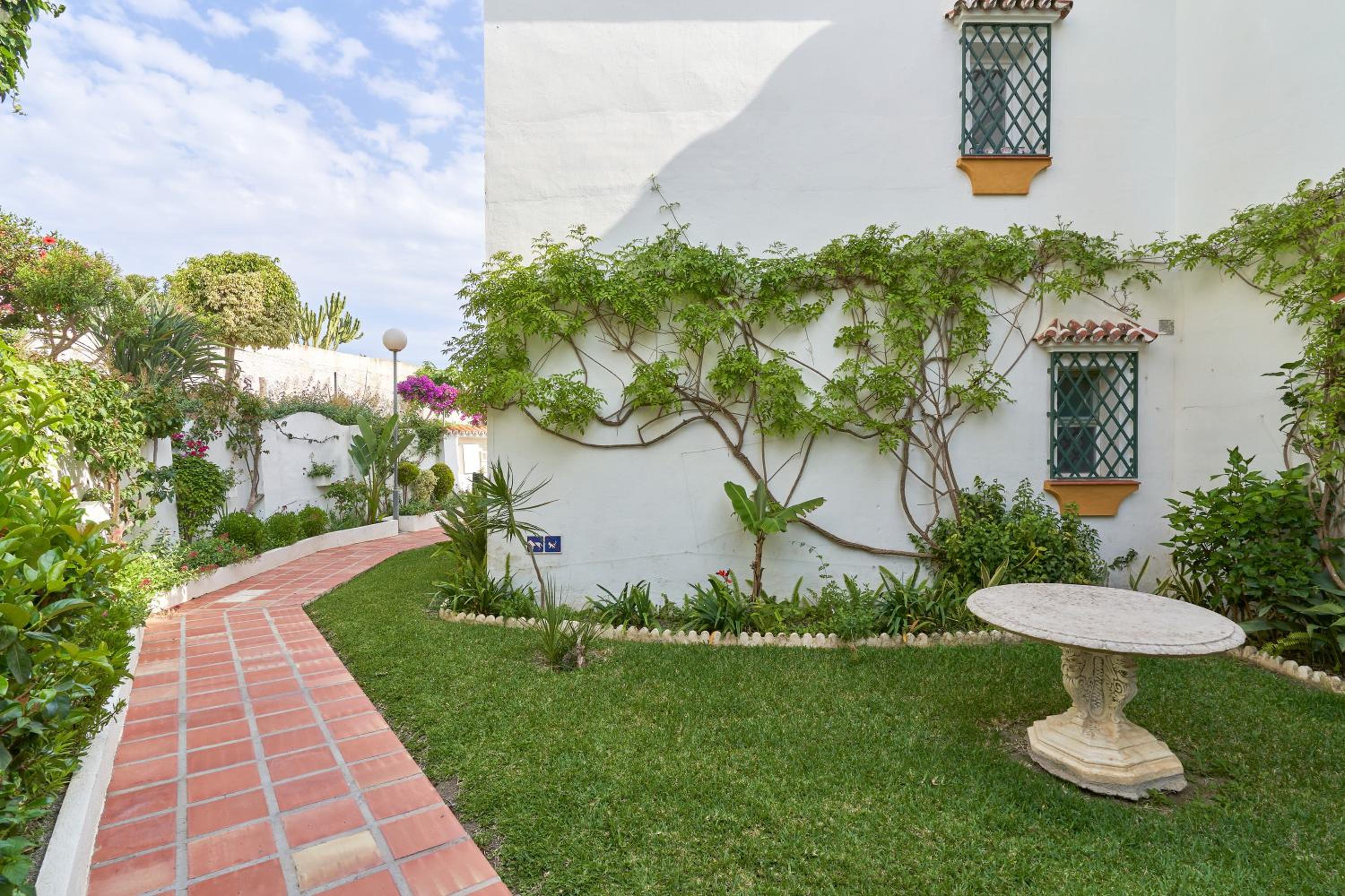 Las Rosas House