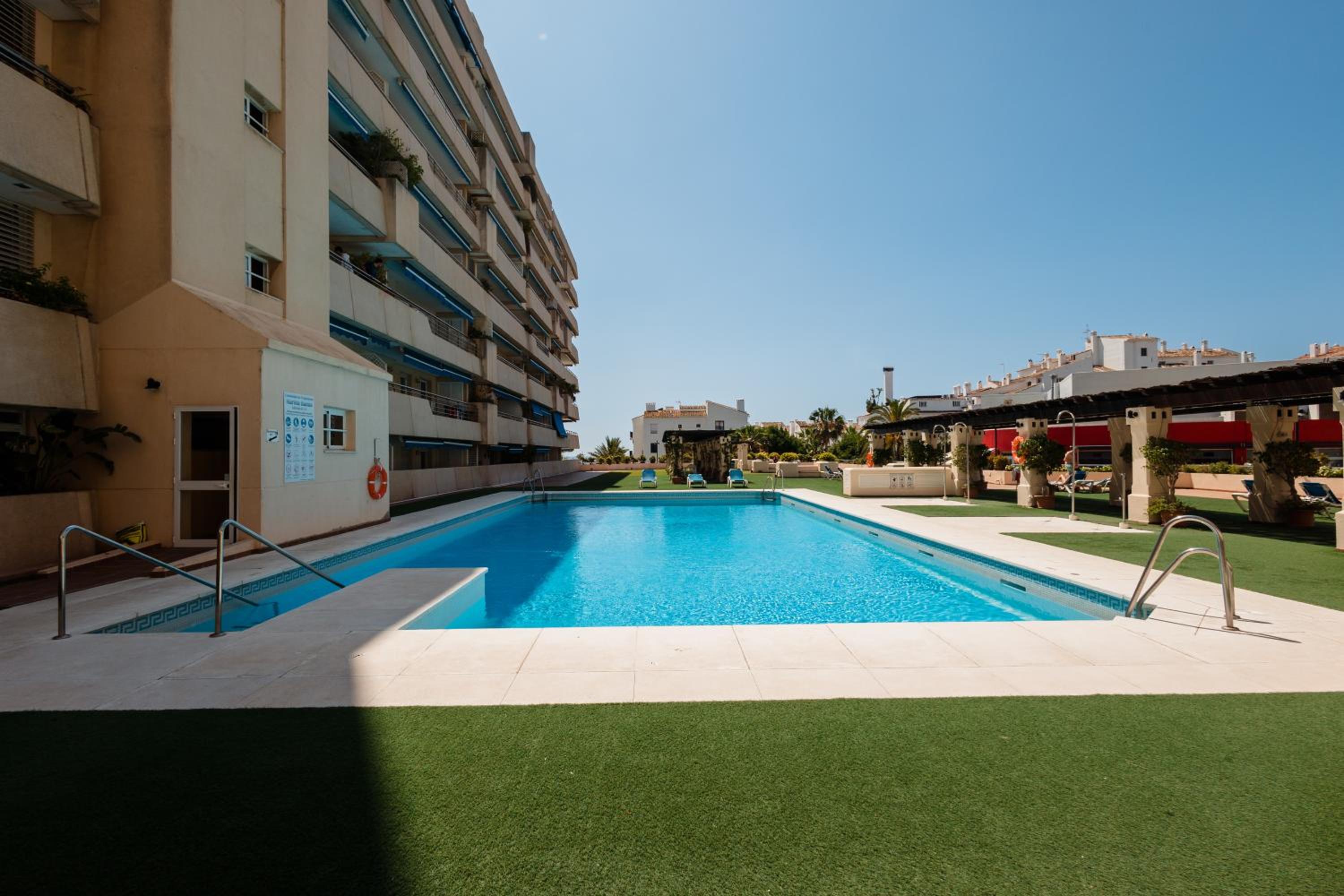 Apartment in the heart of Puerto Banús, with private parking space and communal pool, paddle tennis court and gym view 5