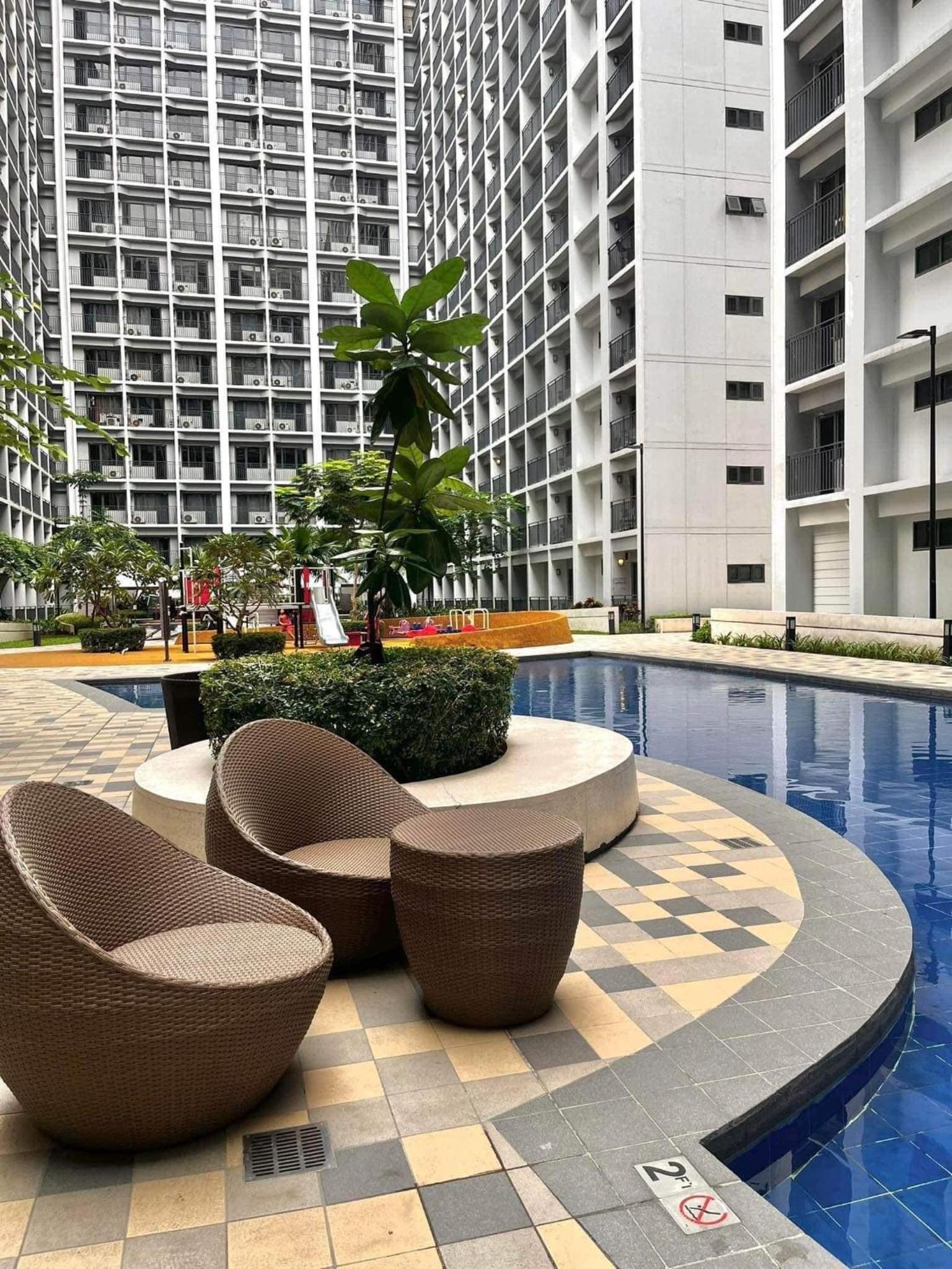 ShoreB&B Condo Staycation free wifi & Netflix view 3