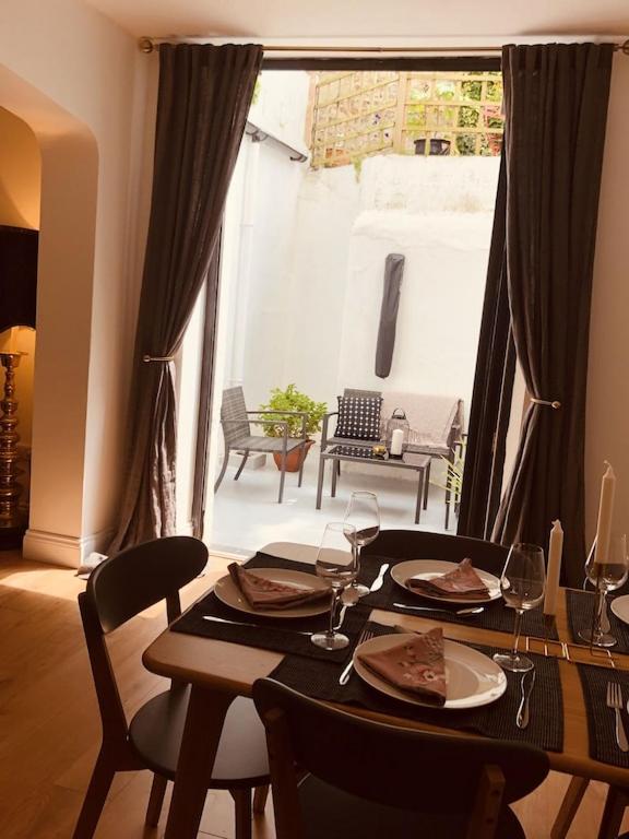 Central Brighton flat, 3 bedrooms, sleeps 6, close to shops and beach view 2