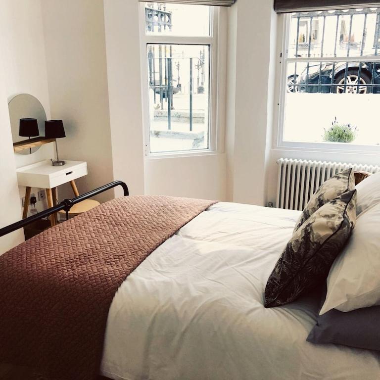 Central Brighton flat, 3 bedrooms, sleeps 6, close to shops and beach view 4