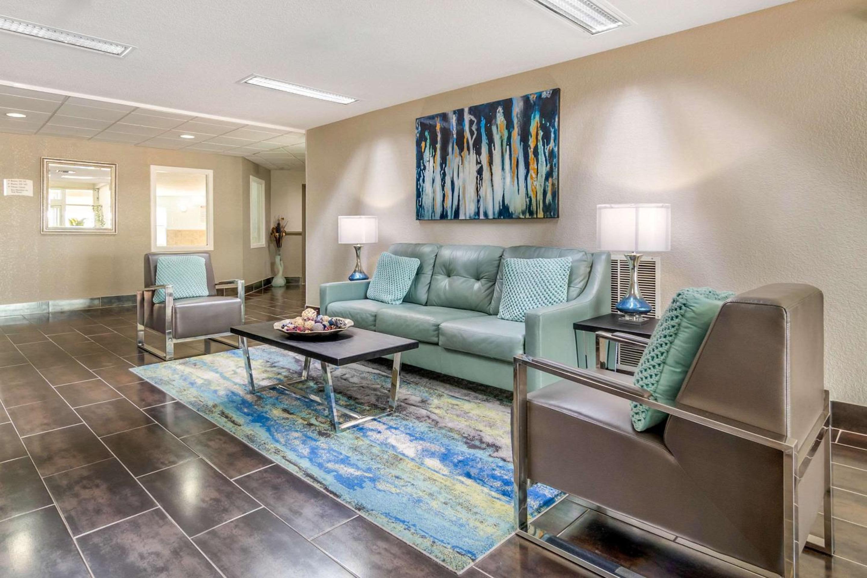 Quality Suites Kansas City International Airport view 4