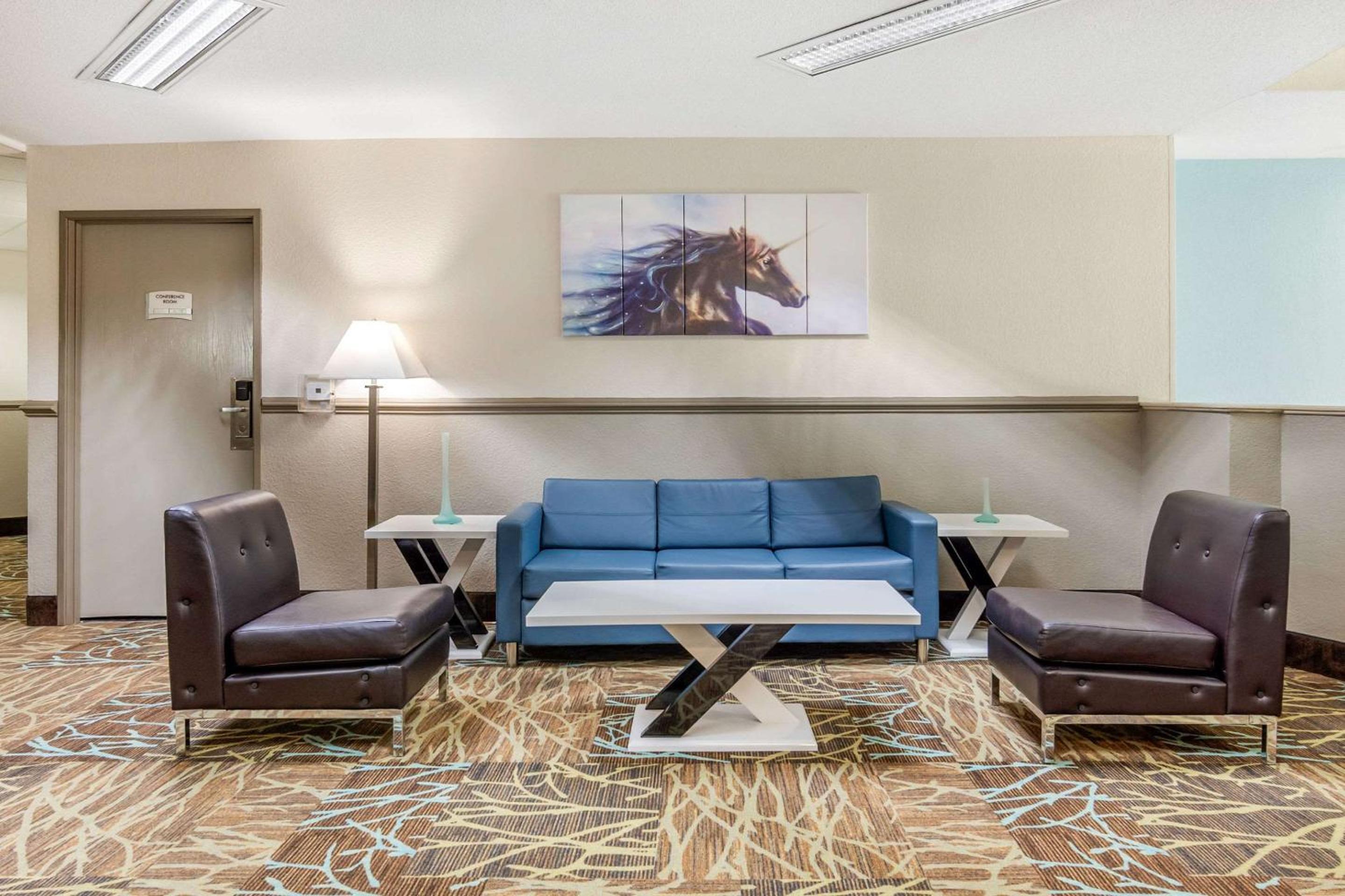 Quality Suites Kansas City International Airport view 5