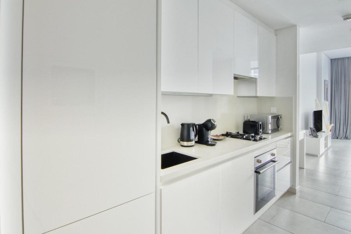 Luxury Studios with Burj Khalifa & Canal View in Downtown - Marquise Square Tower