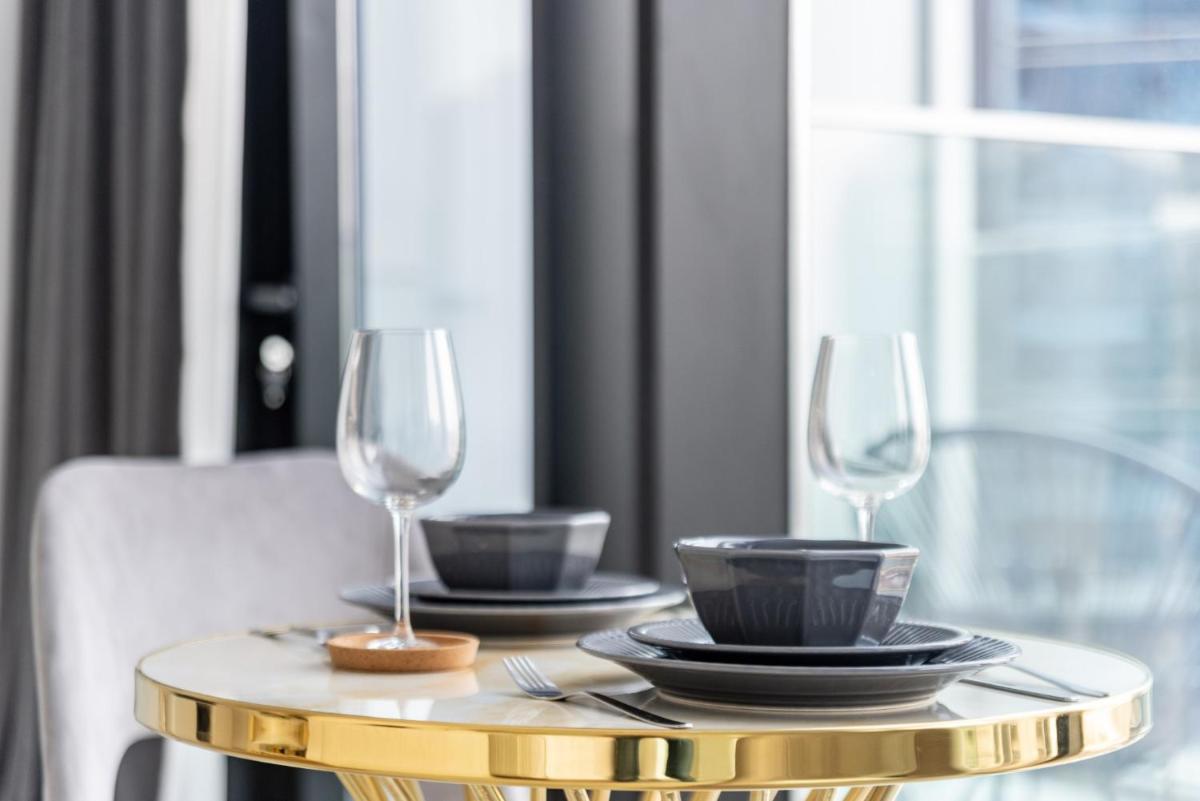 Luxury Studios with Burj Khalifa & Canal View in Downtown - Marquise Square Tower