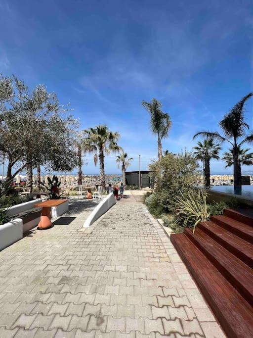 Sunny retreat home on the beach