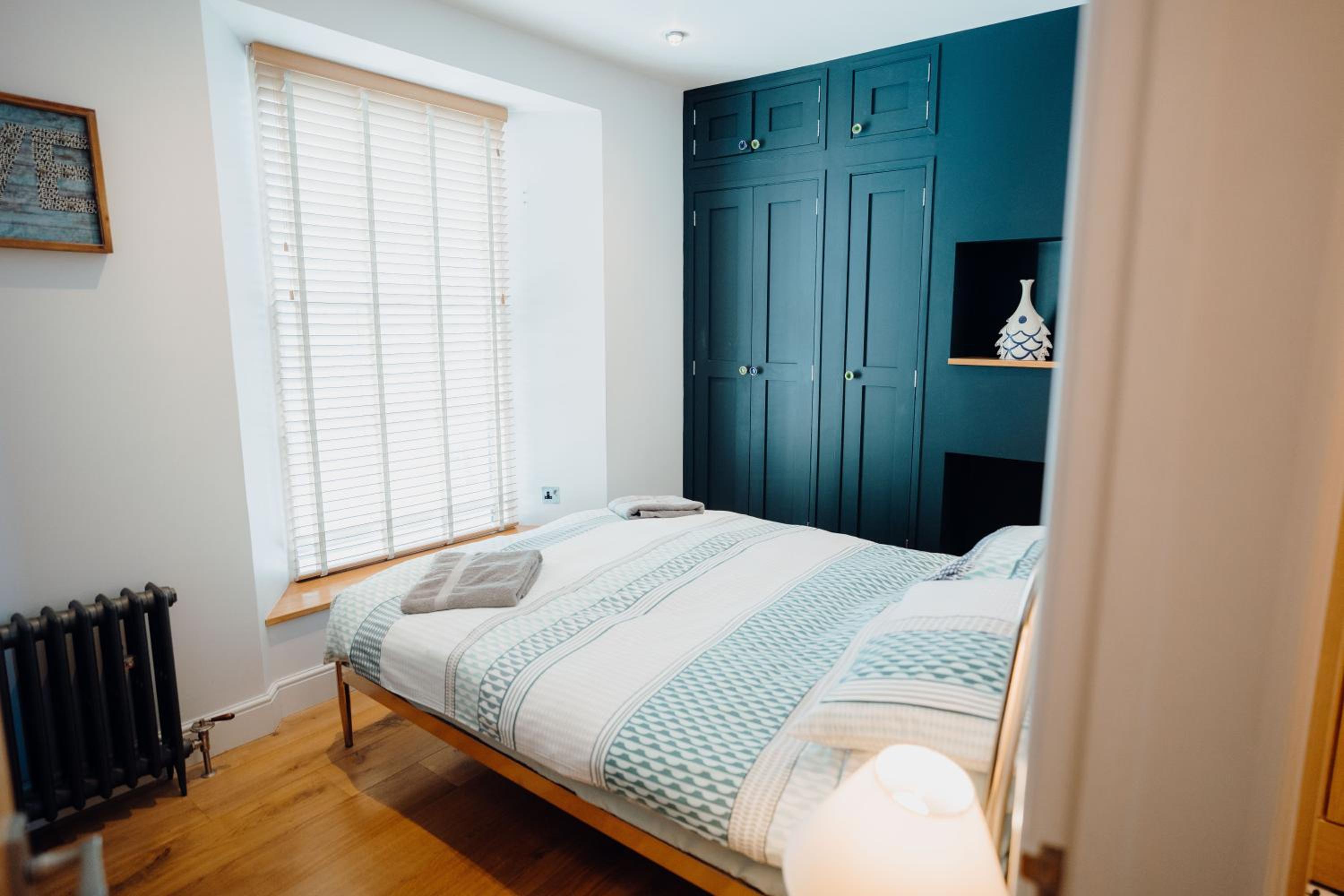 Lofty, elevated luxury apartment at Tenby Harbour view 2
