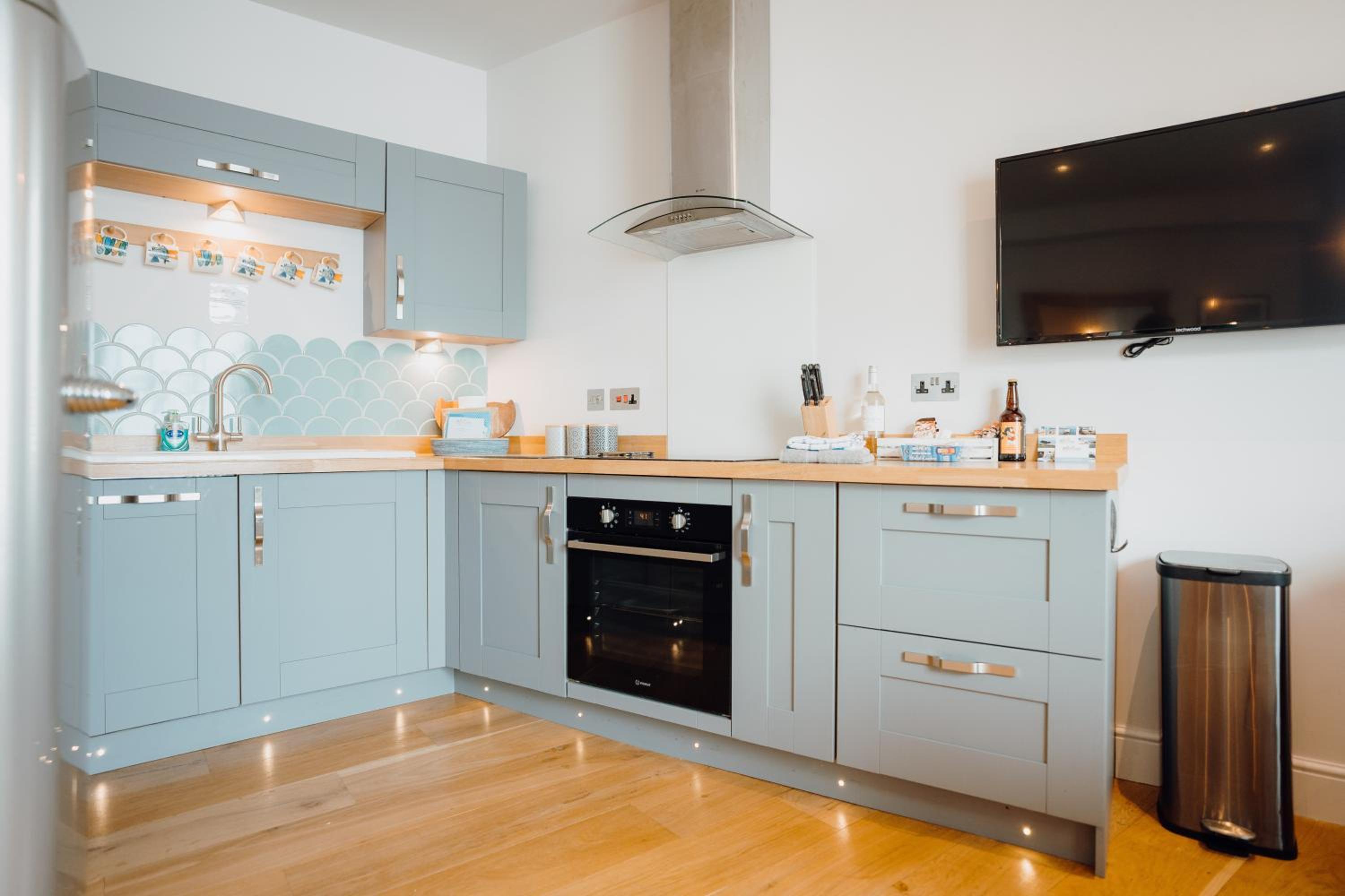 Lofty, elevated luxury apartment at Tenby Harbour view 3