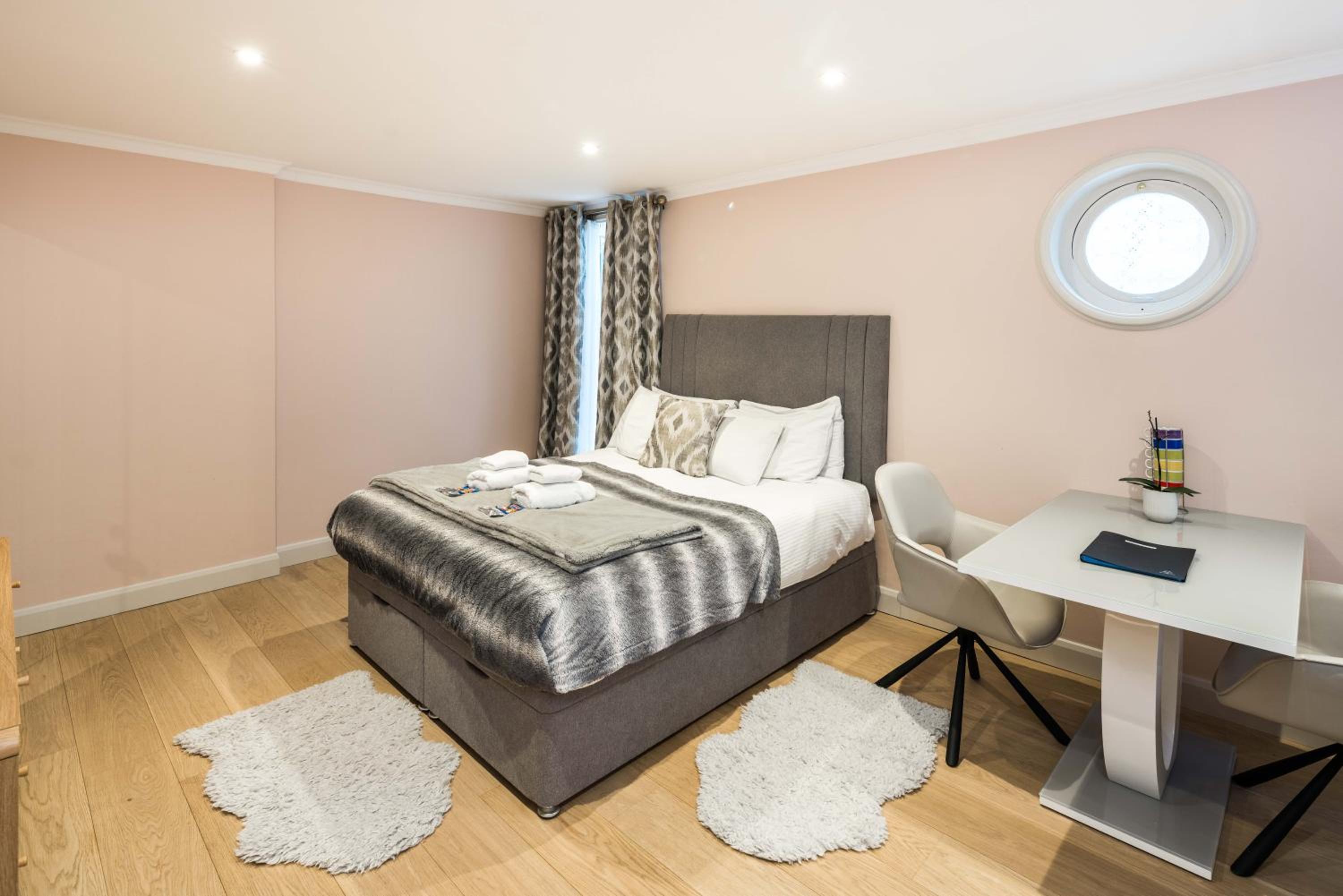 Superb Chelsea rare find with patio 2 min from tube