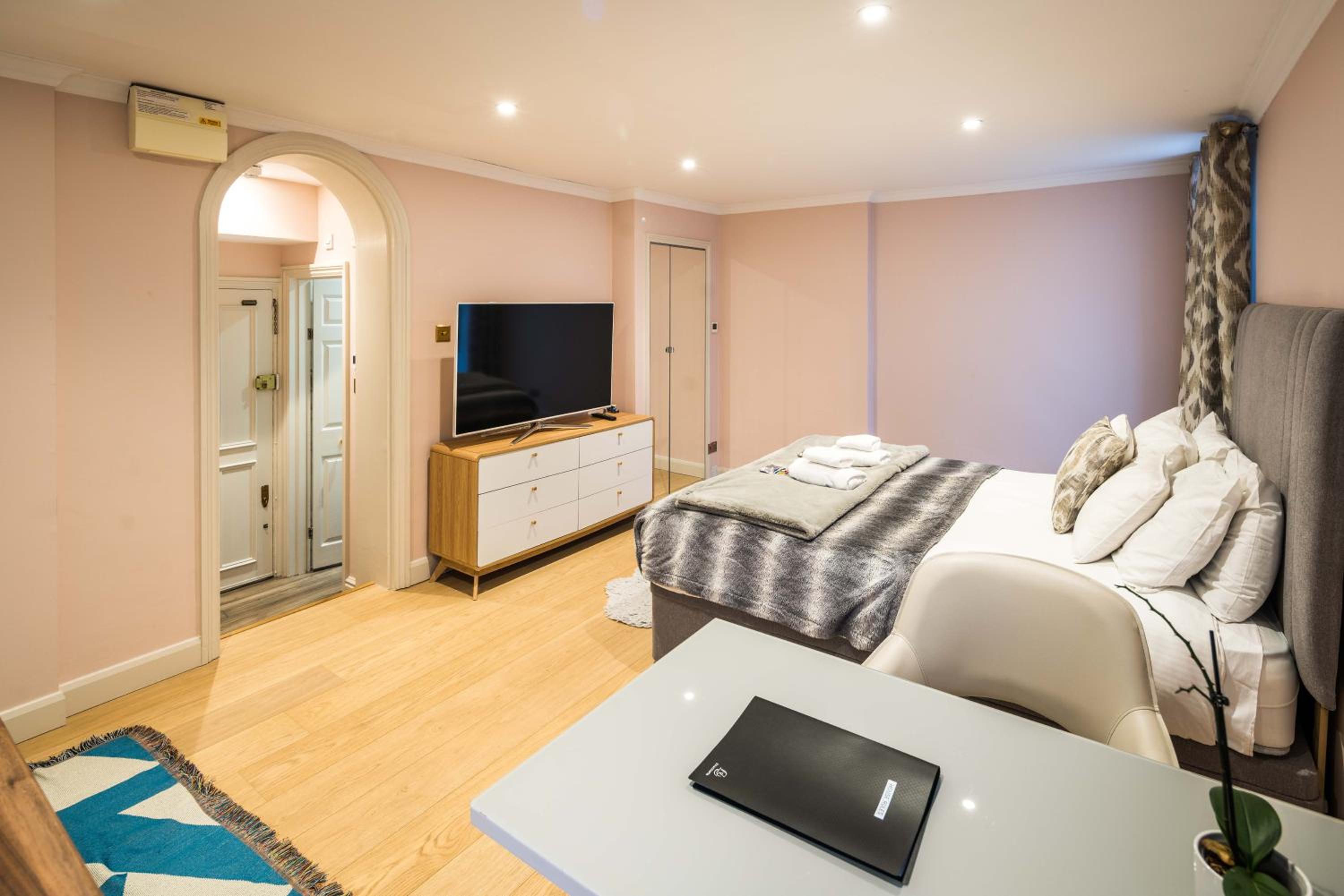 Superb Chelsea rare find with patio 2 min from tube