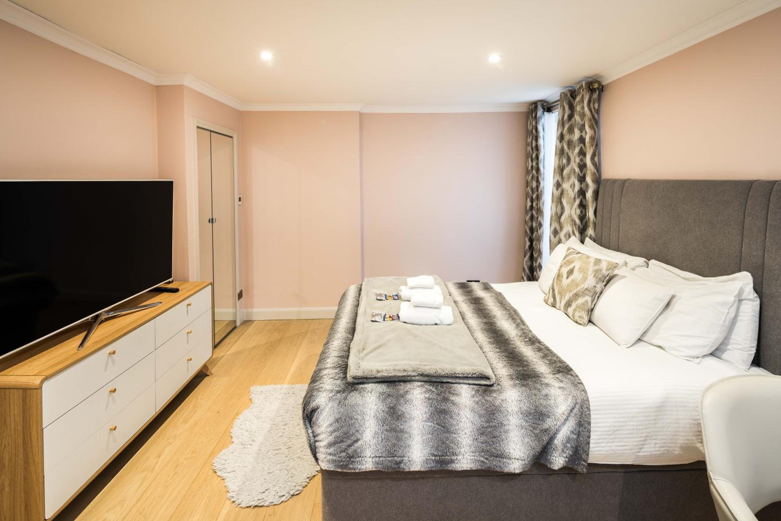 Superb Chelsea rare find with patio 2 min from tube