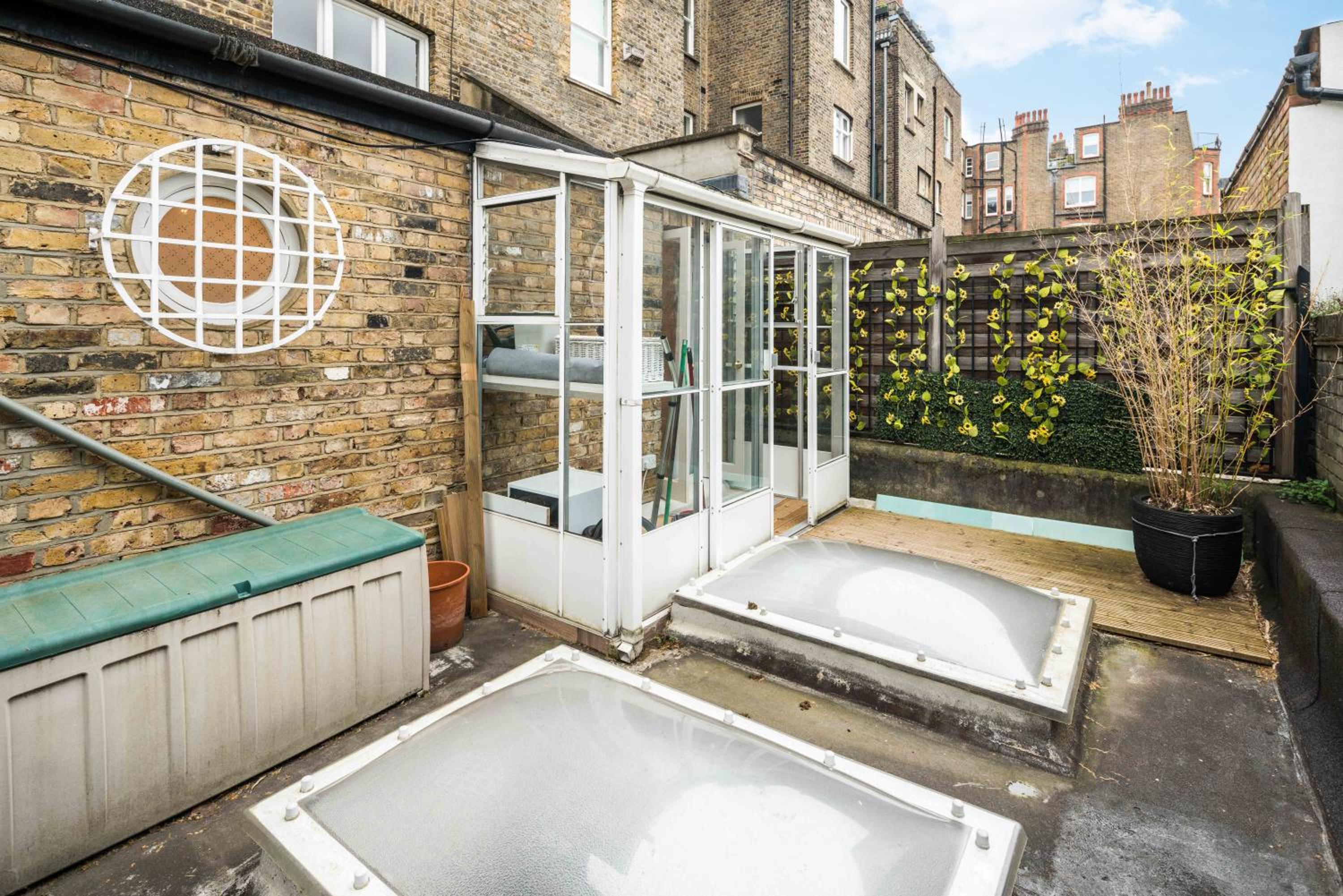 Superb Chelsea rare find with patio 2 min from tube