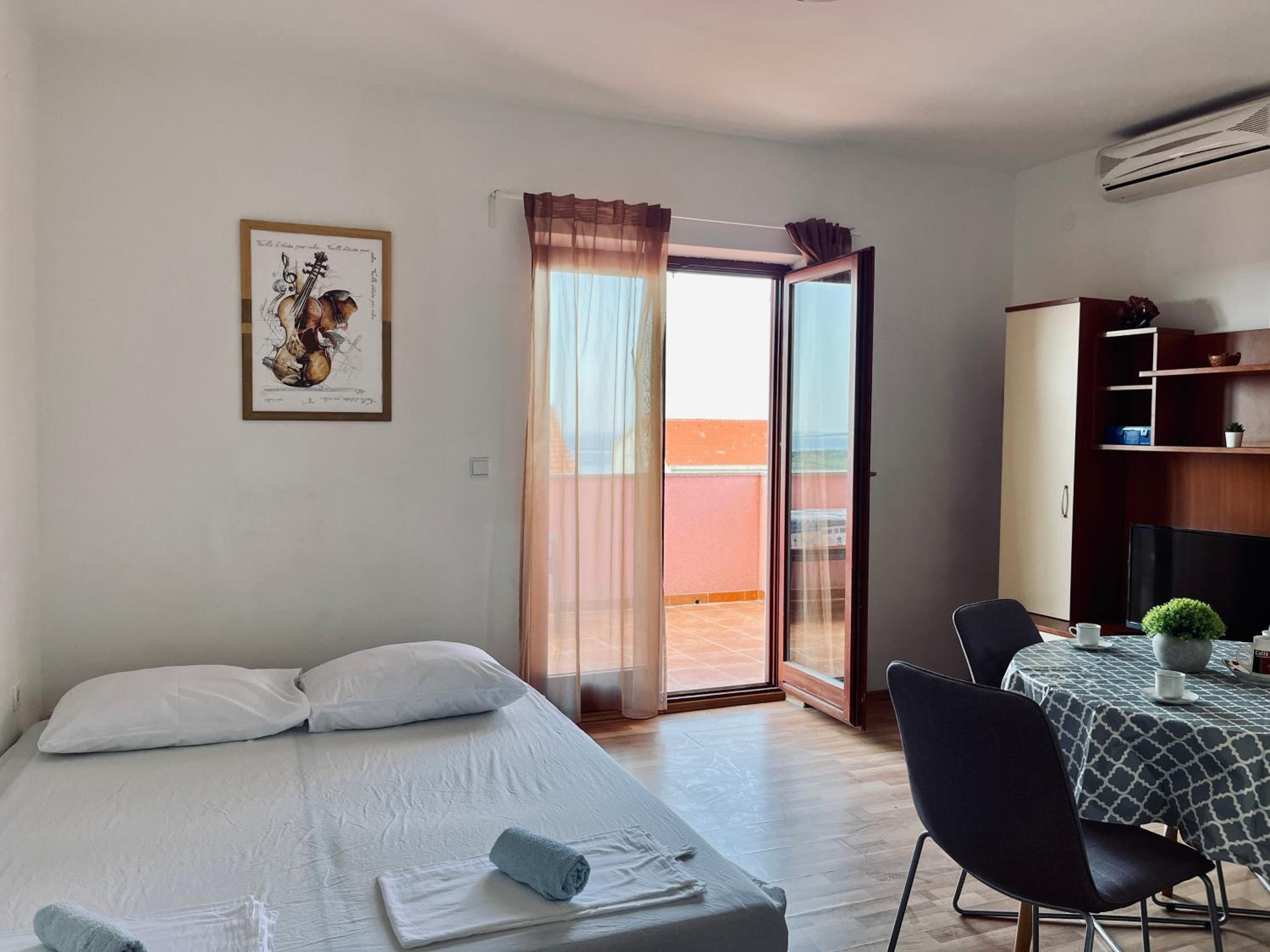 Pink Panther en Novalja — hotel room