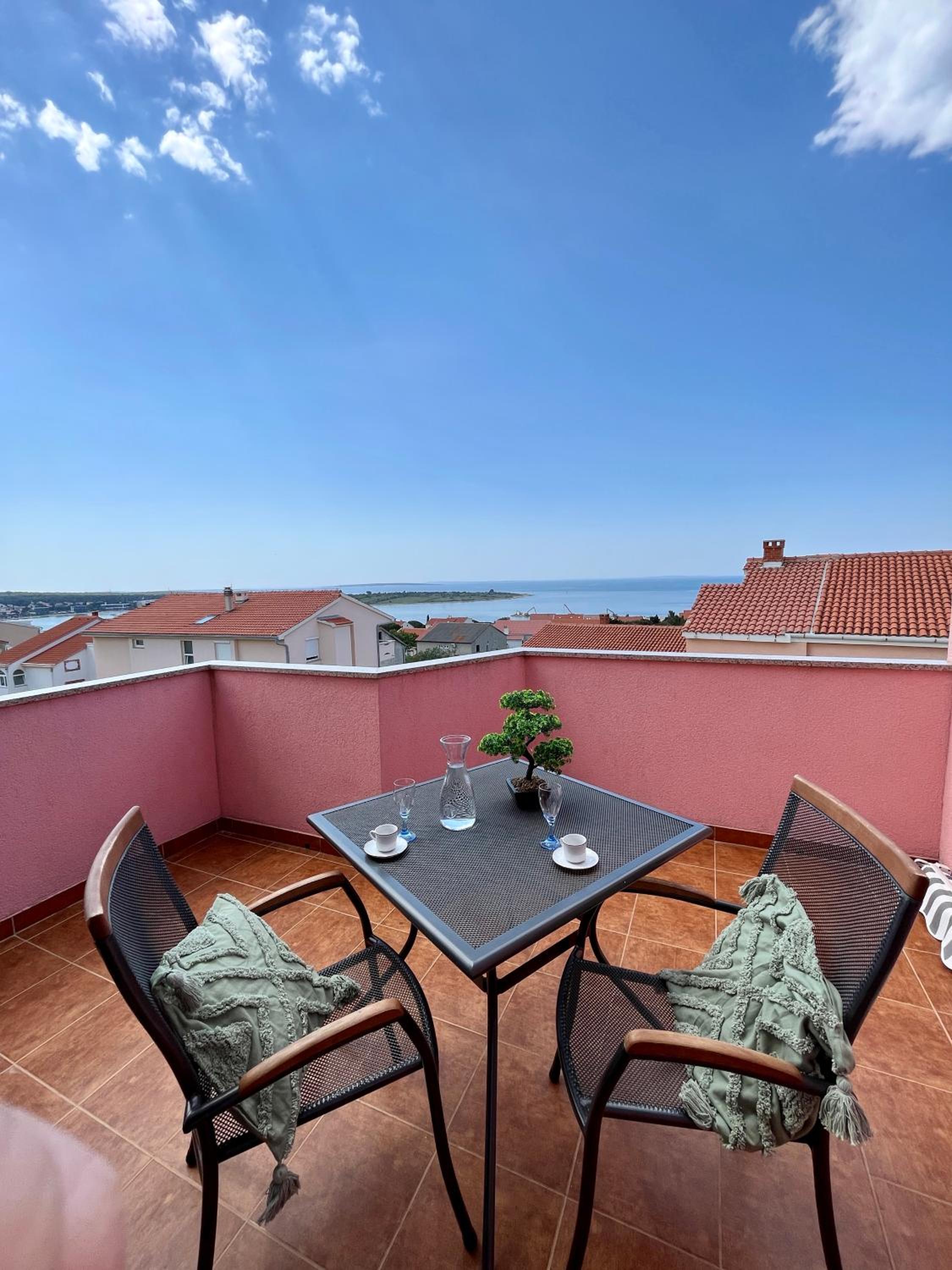 Pink Panther en Novalja — balance & terrace