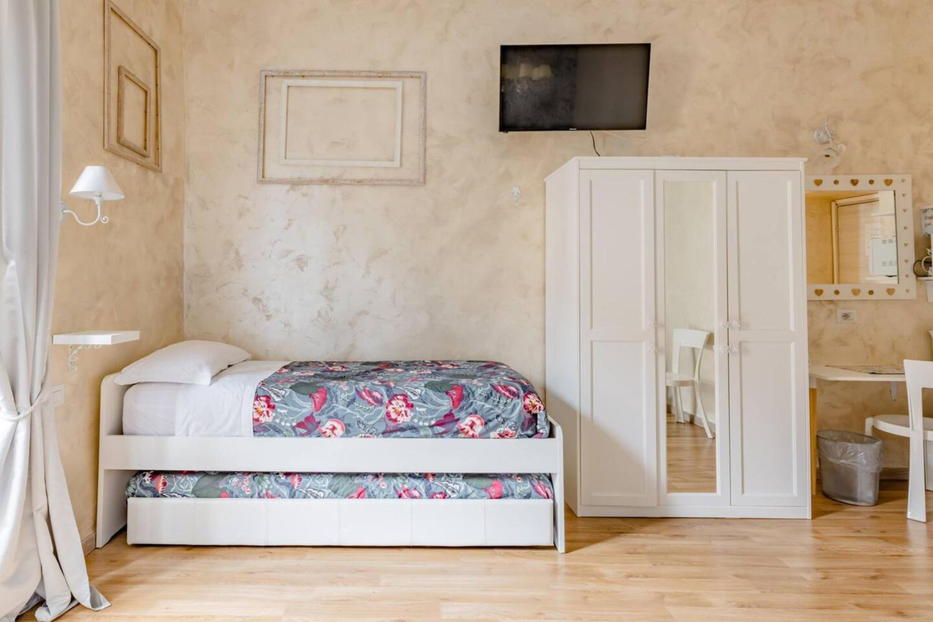 Deluxe rooms and One Chilling jacuzzi Suite Guesthouse