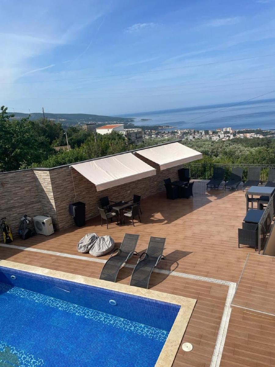 Lux Seky with Pool