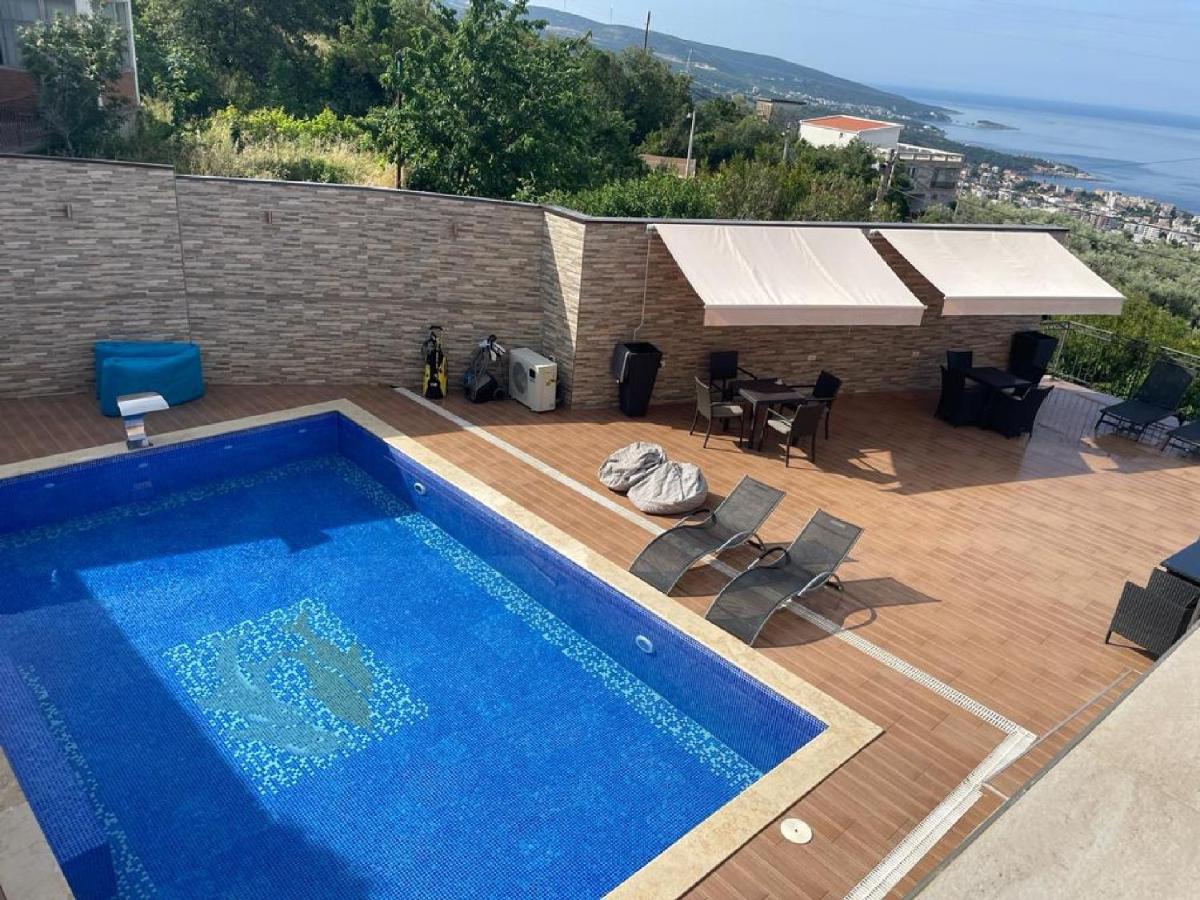 Lux Seky with Pool