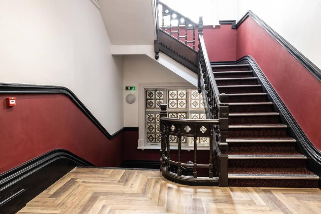 Luxury City Centre Apartment With Large Balcony Perfect For Couples & Businesses With Free Gym By The Pocklington - The Golden Mile Suite view 4