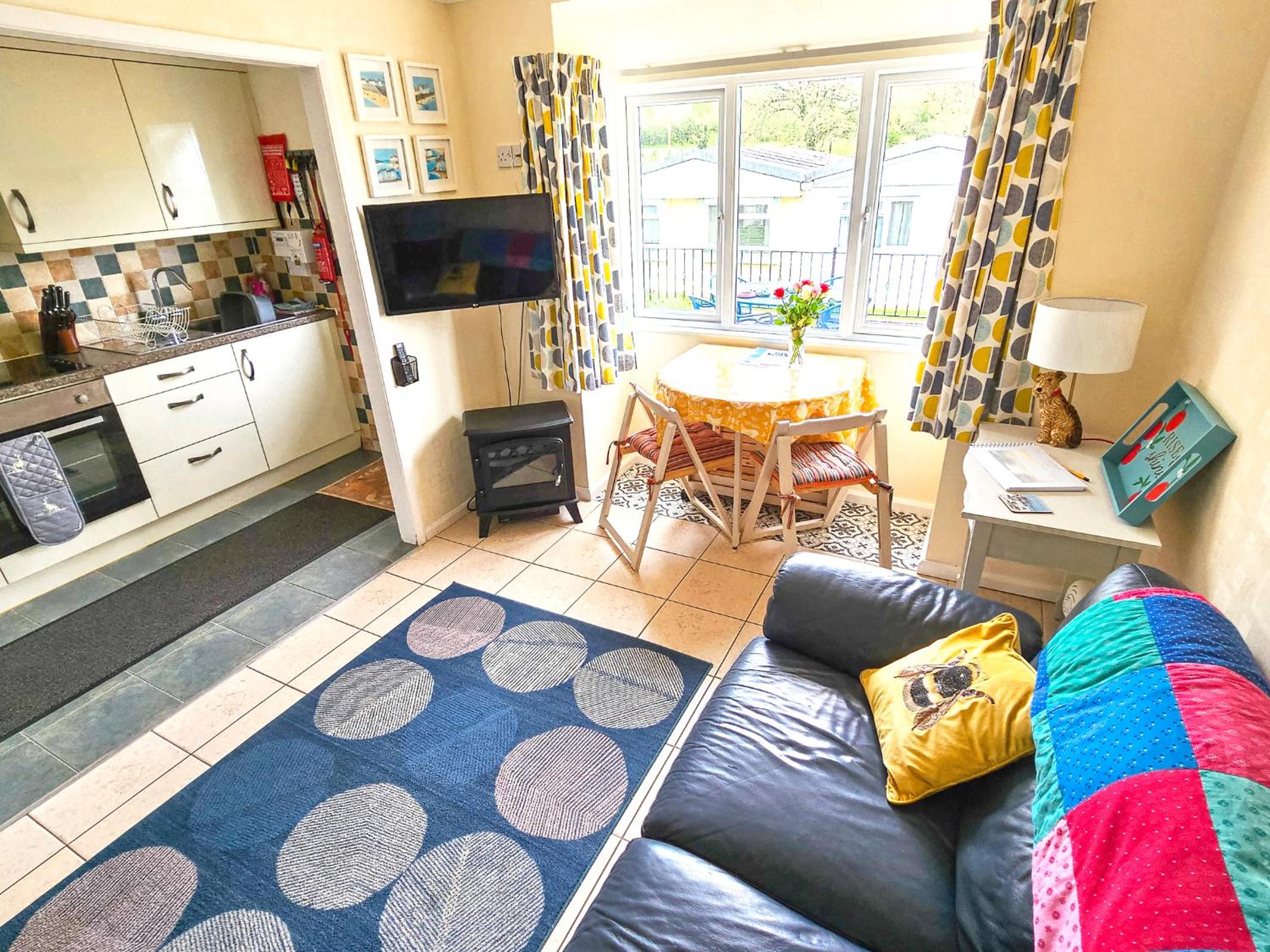 Dart Haven - cheerful holiday bungalow in Galmpton view 5