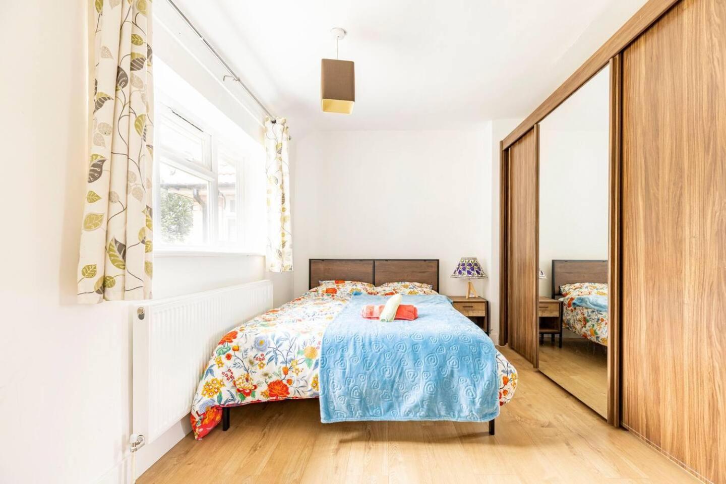 3 Bed House Sleeps 8 -Near Heathrow -Free Parking view 2