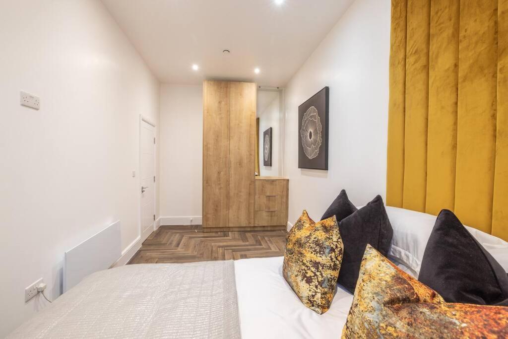 Luxury Apartment In City Centre Ideal For Business & Families With Free Gym By The Pocklington - The Guild Suite view 5