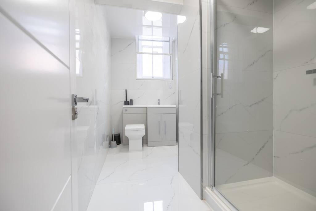 Luxury Apartment In City Centre Ideal For Business & Families With Free Gym By The Pocklington - The Guild Suite view 4