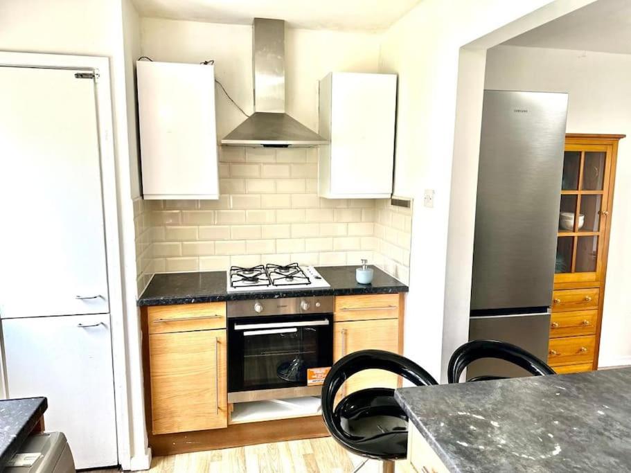 Spacious 3BHK near Heathrow view 4