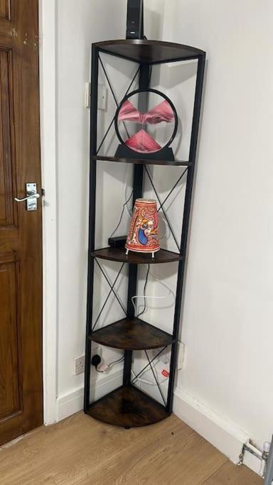 Spacious 3BHK near Heathrow view 2