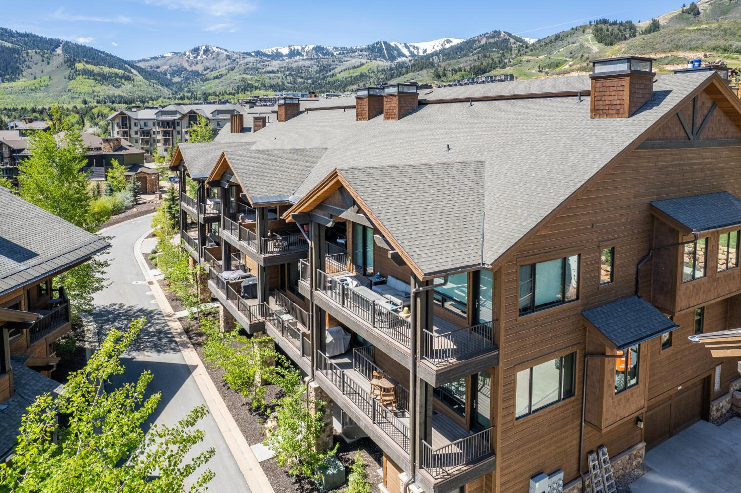 Walk to Skiing, Exceptional Juniper Landing 4 BR, Private Hot Tub, Golf Course Views, Outdoor Pool view 5