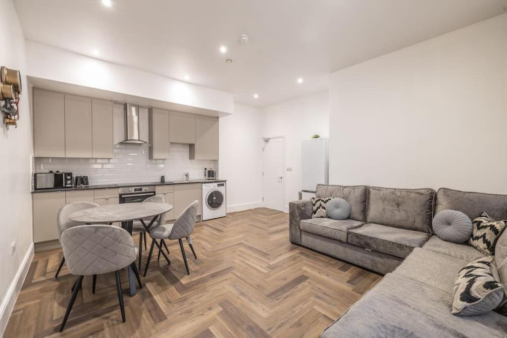 Luxury City Retreat Perfect for Business & Families & Free Gym By The Pocklington - The New Walk Suite view 2