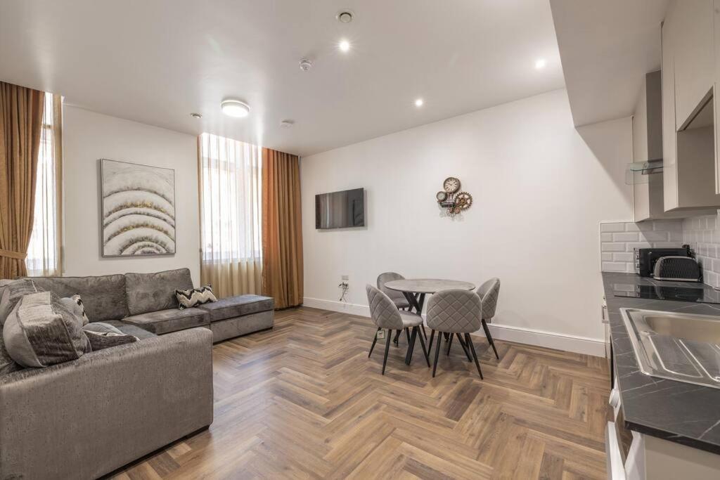 Luxury City Retreat Perfect for Business & Families & Free Gym By The Pocklington - The New Walk Suite view 4