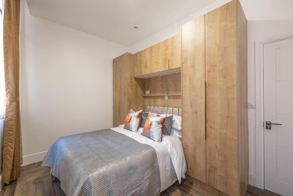 Luxury City Retreat Perfect for Business & Families & Free Gym By The Pocklington - The New Walk Suite view 5