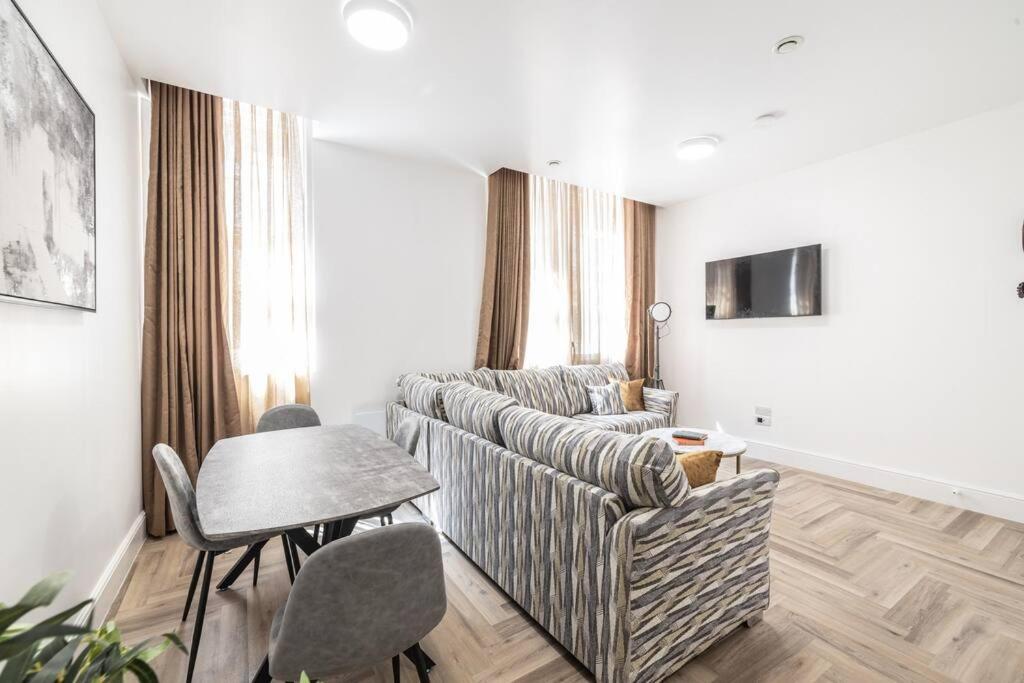 The Pocklington Aparthotel - Luxury 1 & 2 Bed Serviced Apartments, City Centre, Perfect For Families, Contractors and Businesses view 5