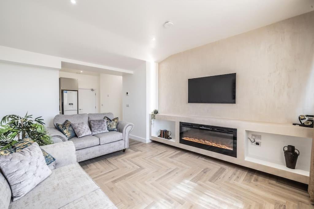Deluxe City Escape Perfect For Business & Families & Free Gym By The Pocklington - The Magistrates Suite