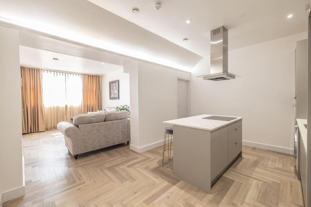 Deluxe City Escape Perfect For Business & Families & Free Gym By The Pocklington - The Magistrates Suite