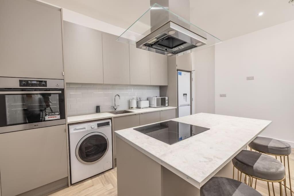 Deluxe City Escape Perfect For Business & Families & Free Gym By The Pocklington - The Magistrates Suite