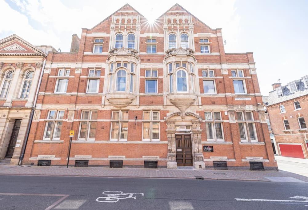 Deluxe City Escape Perfect For Business & Families & Free Gym By The Pocklington - The Magistrates Suite